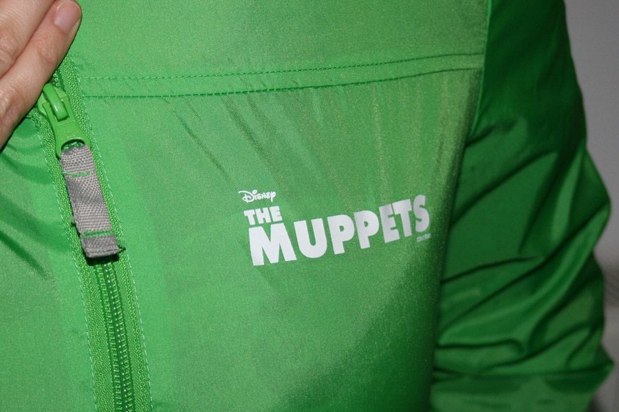 groene regenjas met logo op de linkerborst voor The Muppets film van Disney